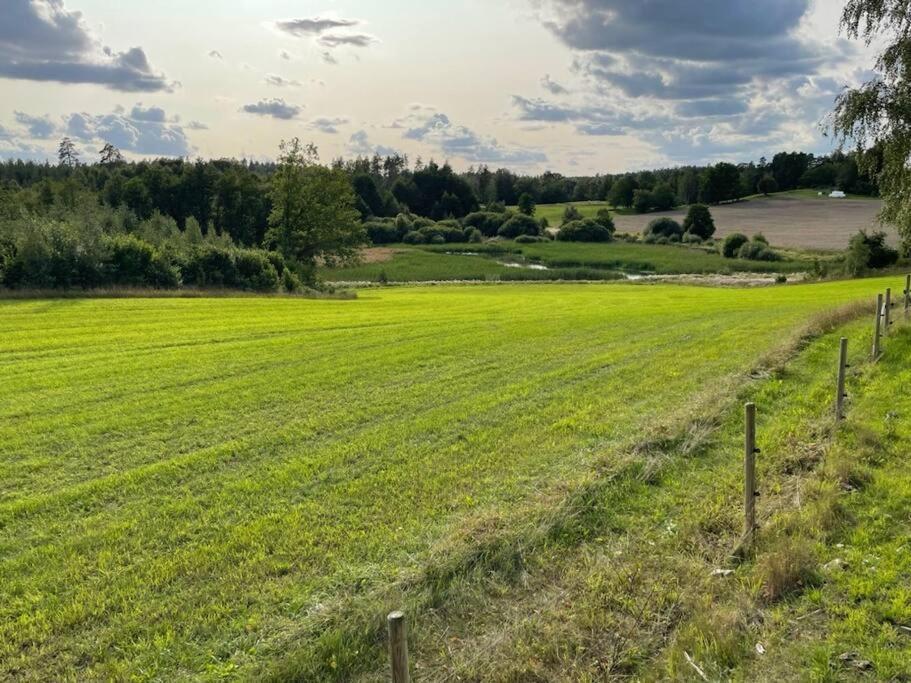 Nyrenoverad Stuga Naera Naturen Linköping Exteriér fotografie